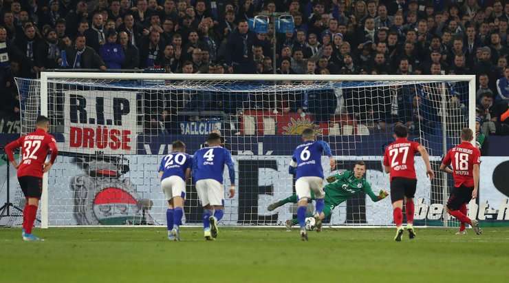 Vào! Nils Petersen (Freiburg) giành chiến thắng trên chấm phạt đền bằng một cú sút không thể cản phá, vượt qua tầm với của thủ môn Markus Schubert vào góc thấp bên trái.