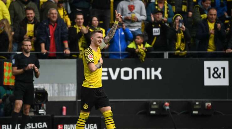 Vào! Marco Reus (Dortmund) đón bóng bật ra và từ rìa vòng cấm, anh ấy tung một cú sút đi vào phía trong cột dọc bên phải. Tỉ số là 1:0.