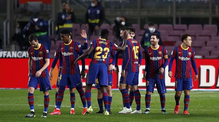 Hãy ngả mũ thán phục! Lionel Messi (Barcelona) ghi một bàn thắng sấm sét từ ngoài vòng cấm, cú sút căng như kẻ chỉ của anh đi rất hiểm hóc vào góc cao bên trái. Thủ môn đã đứng hình!