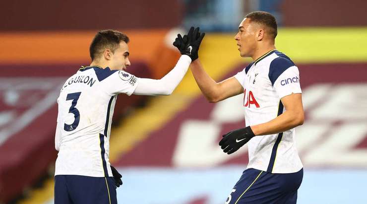 Nó đã đi vào lưới! Lucas tung một đường chuyền đến Carlos (Tottenham), và anh ấy dễ dàng đưa bóng vào lưới trống. Tỉ số là 0:1.