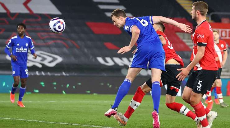 Jonny Evans (Leicester) ghi một bàn thắng đẹp mắt. Anh ấy bật cao đón quả tạt và đánh đầu dũng mãnh đưa bóng vào góc trái phía dưới.