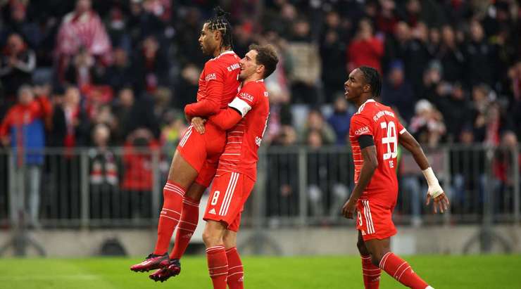 Vào! Serge Gnabry (Bayern Munich) giành chiến thắng trên chấm phạt đền bằng một cú sút không thể cản phá, vượt qua tầm với của thủ môn Manuel Riemann vào góc thấp bên trái.