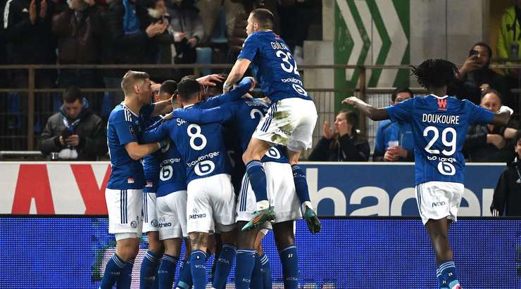 Tỉ số là 1:0! Eduard Sobol chuyền bóng cho Habib Diallo (Strasbourg) trong vòng cấm, người không bị ai kèm và sút bóng vào góc phải phía dưới.