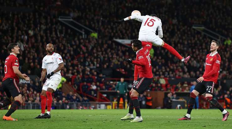 Harry Maguire (Manchester United) nỗ lực đánh đầu phá bóng sau một quả tạt của đối phương vào trong vòng cấm, nhưng thay vì vậy, anh lại vô tình đưa bóng về đốt lưới nhà. Bóng đi sát vào mé trong cột dọc bên trái trong sự bất lực của thủ môn.
