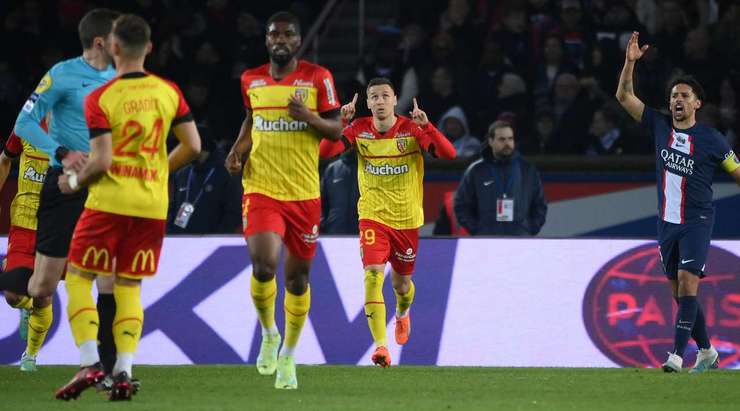 Vào! Przemyslaw Frankowski (Lens) giành chiến thắng trên chấm phạt đền bằng một cú sút không thể cản phá, vượt qua tầm với của thủ môn Gianluigi Donnarumma vào góc thấp bên trái.