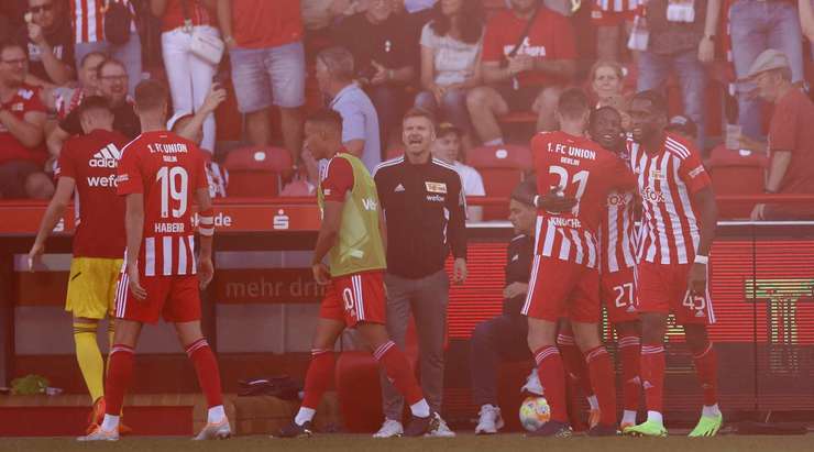 Vào - 2:0! Janik Haberer kiến tạo cho Sheraldo Becker (Union Berlin) trong vòng cấm và anh ấy đưa bóng qua Oliver Christensen.