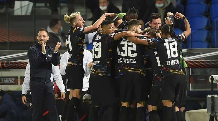 Mohamed Simakan chuyền bóng cho Andre Silva (RB Leipzig), cầu thủ này nhận bóng và tung một cú sút xuất sắc từ rìa vòng cấm. Pha dứt điểm của anh đi hiểm hóc vào góc cao bên phải. Một bàn thắng tuyệt đẹp! Tỉ số là 0:2.