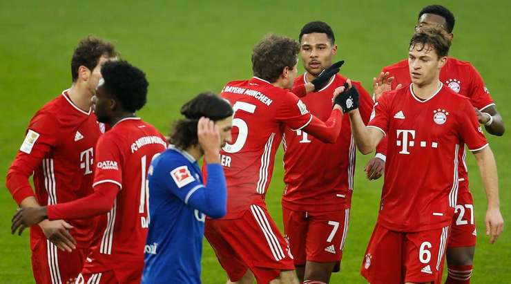 Vào! Bằng một đường chuyền vượt qua cả tầm với của thủ môn, Joshua Kimmich dọn cỗ cho Thomas Muller (Bayern Munich) ghi một bàn thắng không thể dễ dàng hơn, và cầu thủ này không phạm một sai lầm nào với cú đánh đầu từ cự ly gần vào góc trái khung thành trống. Tỉ số là 0:1.