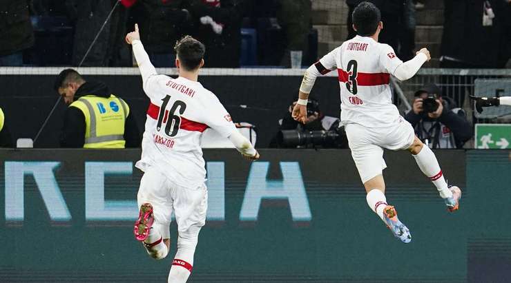 Wataru Endo (VfB Stuttgart) tung một cú sút từ cự ly tầm trung. Đó là một cú sút cực mạnh vào mép trong cột dọc bên phải. Một cú sút tuyệt vời!