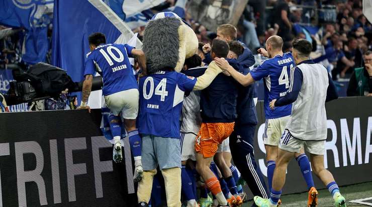 Vào! Dominick Drexler (Schalke) khống chế đẹp mắt một đường chuyền hơi mạnh của Rodrigo Zalazar Martinez ở một vị trí bên trong vòng cấm. Anh chạy cắt mặt một hậu vệ đối phương và ghi bàn bằng một cú sút vào góc thấp bên phải khung thành. Tỉ số là 2:1.