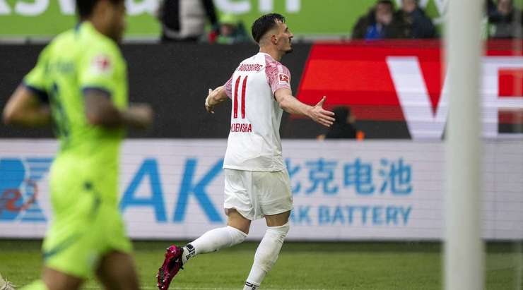 Vào! Sau khi nhận một đường chuyền tốt, Mergim Berisha (Augsburg) tung một cú sút đi thẳng vào góc thấp bên phải khung thành. Một tình huống phối hợp đồng đội tuyệt vời!