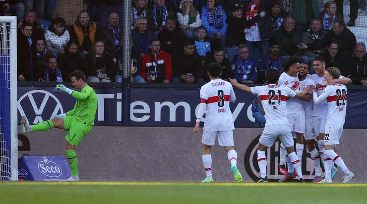 Đó là một bàn thắng! Tỉ số được nâng lên 1:3. Josha Vagnoman (VfB Stuttgart) nhảy lên cao nhất để đón quả tạt hoàn hảo từ Enzo Millot và tung một cú đánh đầu từ cự li gần vào góc phải khung thành. Thủ môn Manuel Riemann đã hoàn toàn bó tay.