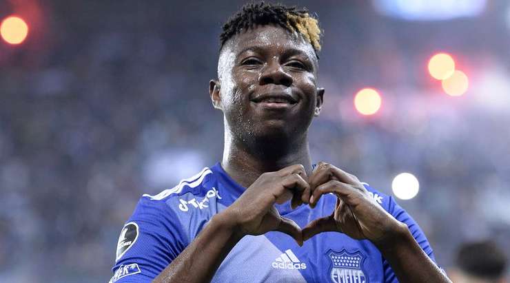 Alejandro Cabeza (Emelec) nhận bóng ở một vị trí rất thuận lợi và anh sút bóng lạnh lùng vào mé trong cột dọc bên trái!