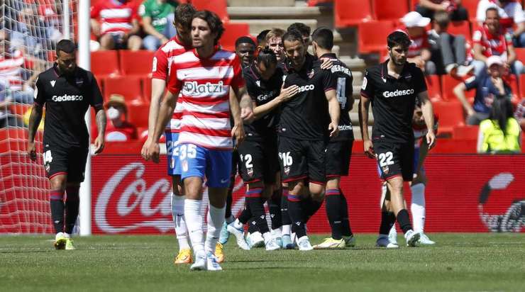 Vào - 1:4! Marc Pubill Pages kiến tạo cho Roberto Soldado (Levante) trong vòng cấm và anh ấy đưa bóng vào góc trái phía dưới và qua Luis Maximiano.