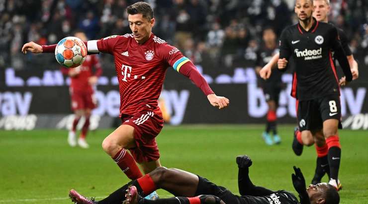 Robert Lewandowski (Bayern Munich) suýt chút nữa đã được bóng vào lưới, nhưng lẽ ra anh phải dứt điểm tốt hơn. Cú sút cận thành quá hiện của anh đã đi thẳng vào găng tay của thủ môn Kevin Trapp.