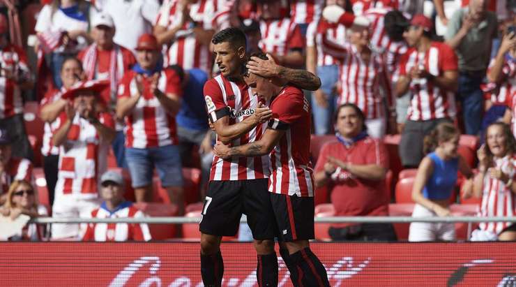 Vào! Alex Berenguer (Ath Bilbao) được nạp đạn bằng đường chuyền chính xác của Mikel Vesga ở một vị trí bên trong vòng cấm. Cú sút trái phá của anh không cho thủ môn đối phương bất kỳ cơ hội cản phá nào, bóng ghim thẳng vào góc thấp bên trái khung thành. Tỉ số là 1:0.