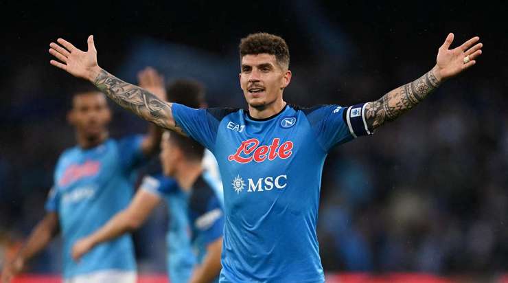 Giovanni Di Lorenzo (Napoli) ghi một bàn thắng phi thường! Anh ấy nhận đường chuyền từ đồng đội, tự tạo khoảng trống cho mình và tung một cú sút xa trái phá đánh bại thủ môn, đưa bóng vào góc cao bên trái.