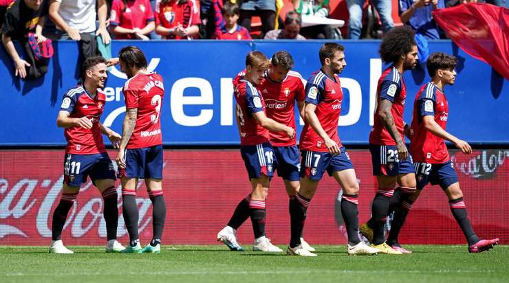 Đó là một bàn thắng! Tỉ số được nâng lên 2:0. Ante Budimir (Osasuna) nhảy lên cao nhất để đón quả tạt hoàn hảo từ Kike Barja và tung một cú đánh đầu từ cự li gần vào góc trái khung thành. Thủ môn Rui Silva đã hoàn toàn bó tay.