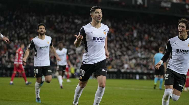 Carlos Soler (Valencia) không phạm sai lầm nào, anh ta chờ thủ môn Luis Maximiano đổ người rồi mới sút bóng nhẹ nhàng vào chính giữa khung thành.