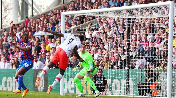 Vào! Tomas Soucek treo bóng qua vòng cấm và Michail Antonio (West Ham) đón nó để đánh đầu vào lưới. Anh ấy thay đổi tỉ số thành 3:2.