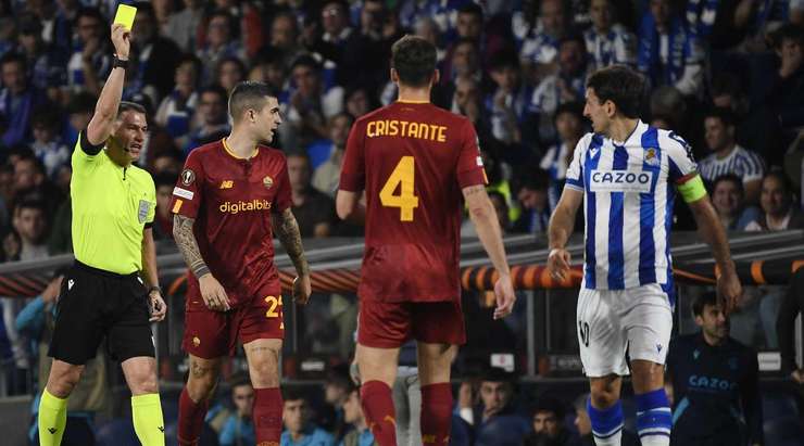 Trọng tài chính Istvan Kovacs tỏ ra vô cùng dứt khoát. Hành vi của Gianluca Mancini (AS Roma) là không thể bỏ qua và ông đã rút ra một chiếc thẻ vàng.