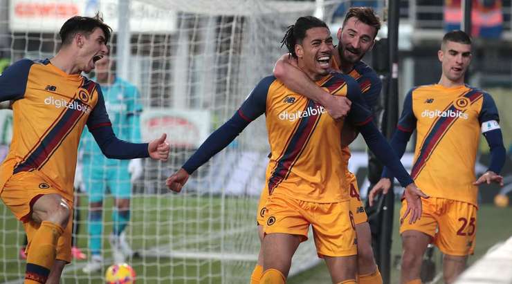 Chris Smalling (AS Roma) giành được bóng trong vòng cấm sau quả đá phạt và ghi bàn với một cú sút chính xác, đi vào ngay bên dưới xà ngang!