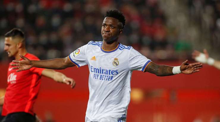 Vào - 0:1! Karim Benzema chuyền bóng như đặt cho Vinicius Junior (Real Madrid), người có một cú sút từ cự ly gần vào nửa bên phải khung thành, đánh bại thủ môn.