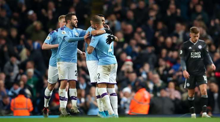Vào! Benjamin Mendy chuyền bóng đến chân Riyad Mahrez (Manchester City) và cầu thủ này tung một cú sút từ rìa vòng cấm. Bóng bị một cầu thủ khác làm đổi hướng, khiến thủ môn Kasper Schmeichel không kịp trở tay. Tỉ số là 1:1.