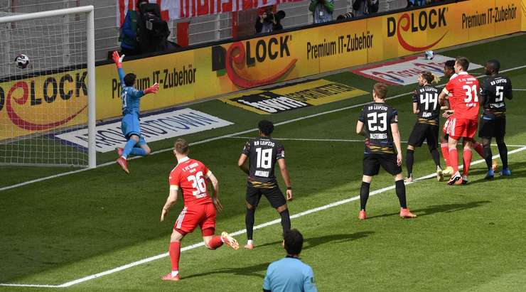 Christopher Trimmel (Union Berlin) chuẩn bị thực hiện quả phạt góc.