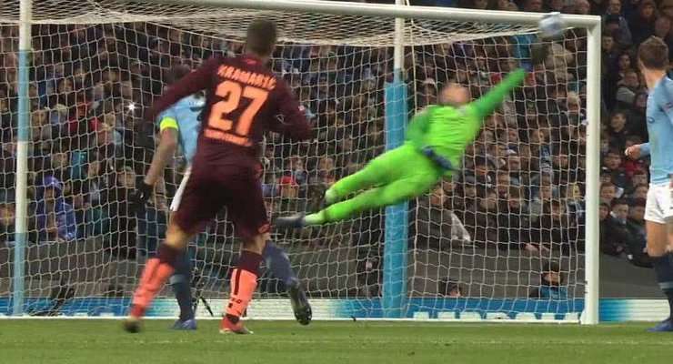 Andrej Kramaric (Hoffenheim) bứt phá khỏi sự đeo bám của dàn hậu vệ đối phương và tung cú sút sớm từ rìa vòng cấm. Bóng đi về phía bên phải của khung thành, nhưng thủ môn Santana De Moraes đã có một pha bay người cản phá tuyệt vời để từ chối nỗ lực của anh. Một quả phạt góc vì bóng đi ra ngoài sân. Hoffenheim có thể tiếp tục nỗ lực tấn công của họ.