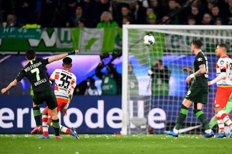 Siêu phẩm! Một cú nã đại bác của Josip Brekalo (Wolfsburg) từ rìa vòng cấm đã cắm thẳng vào góc phải phía trên khung thành!