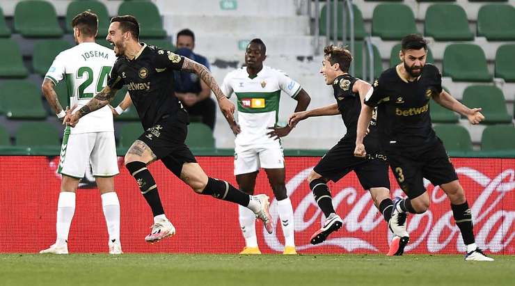 Tỉ số là 0:1! Luis Rioja chuyền bóng cho Joselu (Alaves) trong vòng cấm, người không bị ai kèm và sút bóng vào góc trái phía dưới.