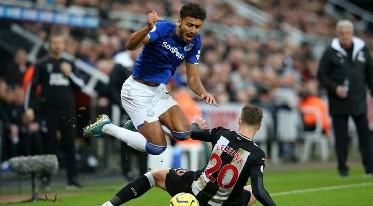 Florian Lejeune (Newcastle Utd) có một pha chuồi bóng xấu xí với một cầu thủ đối phương, nhưng không có thẻ phạt từ phía trọng tài. Everton với một quả đá phạt.