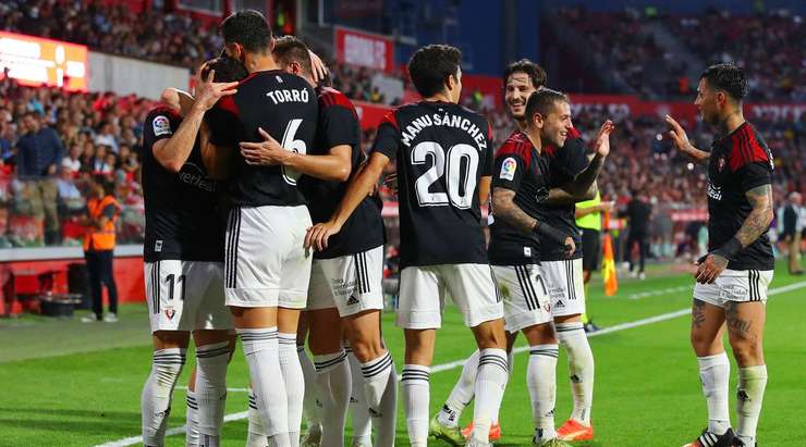 Kike Barja (Osasuna) ghi bàn! Chimy Avila đánh đầu đến chỗ của anh ấy trước khi tung một cú sút quá mạnh để thủ môn có thể cản phá. 0:1.