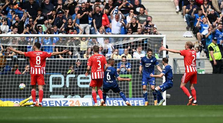 Vào! Andrej Kramaric (Hoffenheim) tinh quái dừng lại một nhịp trước khi sút, chờ cho thủ môn Frederik Ronnow đổ người trước khi bình tĩnh đưa bóng vào góc thấp bên trái.