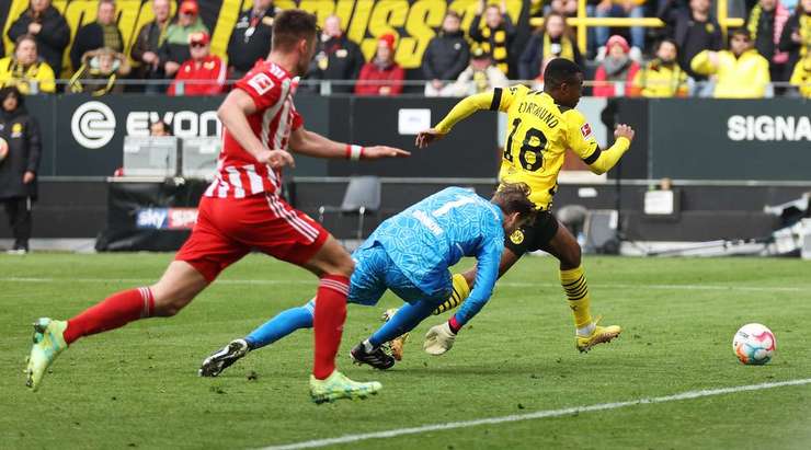 Youssoufa Moukoko (Dortmund) liên tiếp đi bóng lắt léo qua các hậu vệ đối phương và thoát xuống đối mặt với thủ môn. Cầu thủ này làm một động tác giả khiến thủ môn mất thăng bằng, trước khi nhẹ nhàng đưa bóng vào lưới.