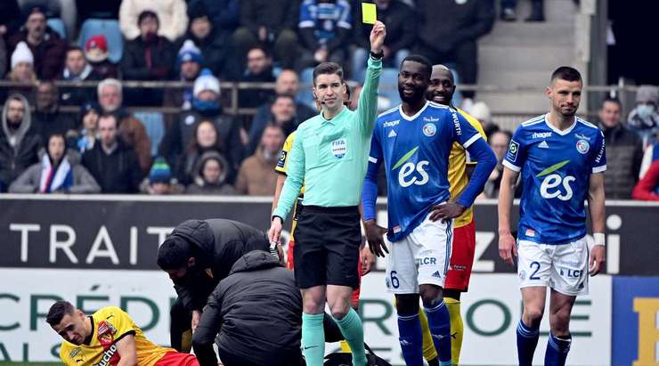 Francois Letexier rút thẻ vàng cho Frederic Guilbert (Strasbourg) vì pha phạm lỗi nặng.