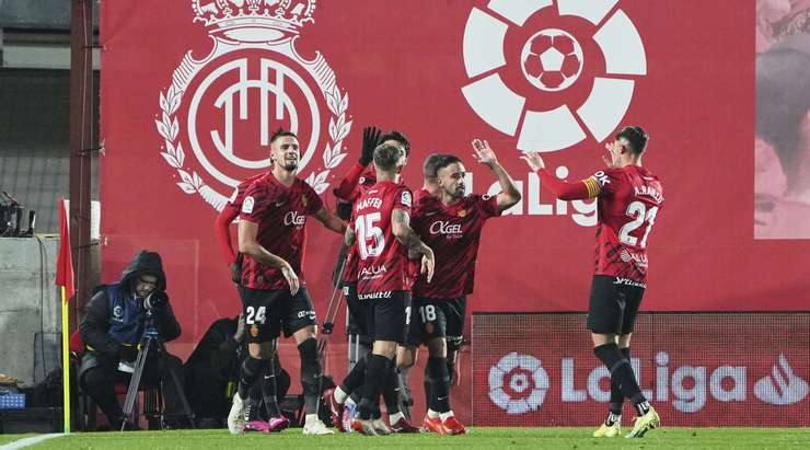Vào! Daniel Rodriguez (Mallorca) với một pha dứt điểm tuyệt vời trong vòng cấm. Anh ấy tạo khoảng trống cho mình sau khi khống chế gọn gàng một đường chuyền từ đồng đội và sút bóng vào góc thấp bên phải khung thành.