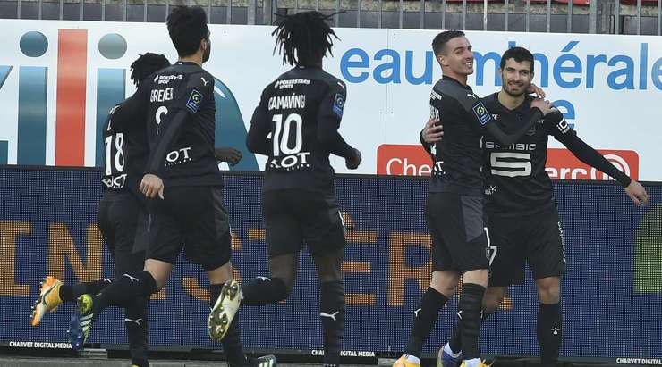Benjamin Bourigeaud (Rennes) có rất nhiều khoảng trống sau khi đón một đường chuyền chính xác trong vòng cấm. Anh không do dự tung một cú sút tuyệt vời, đưa bóng đi chìm vào chính giữa khung thành.