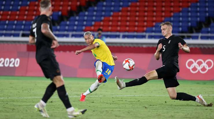 Richarlison (Brazil) đón một đường chuyền tuyệt vời và đột phá qua hàng phòng ngự đối phương trước khi tung ra một cú sút tầm trung, đưa bóng vượt qua thủ môn vào mé trong cột dọc bên phải.