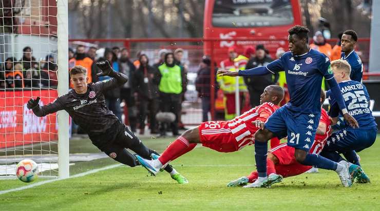 Kevin Behrens (Union Berlin) tìm thấy khoảng trống bên trong vòng cấm để đón một quả tạt đẹp mắt và tung cú sút mạnh vào mép trong cột dọc bên trái. Một cú dứt điểm tuyệt vời.