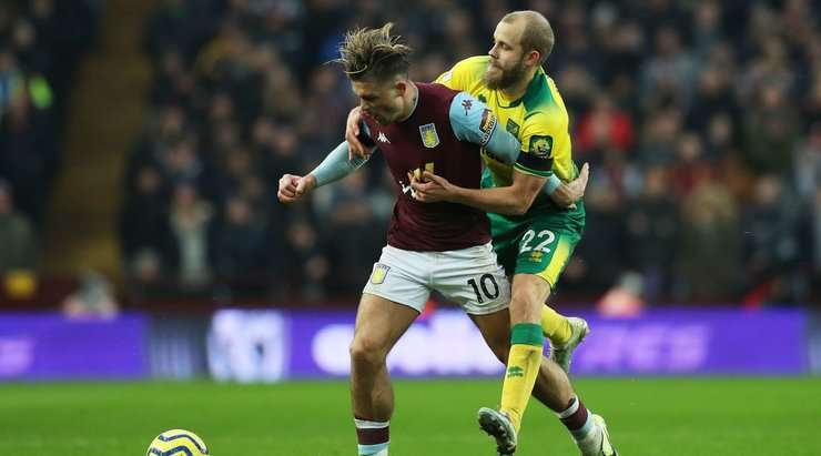 Thẻ vàng. Teemu Pukki (Norwich) bị ghi tên vào sổ đen của trọng tài sau một pha tranh bóng phạm lỗi.