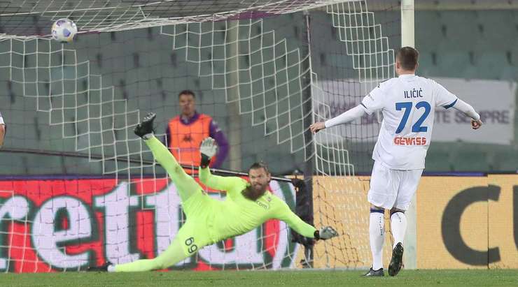 Vào! Bartlomiej Dragowski đã chạm được những đầu ngón tay vào bóng sau cú sút của Josip Ilicic (Atalanta), nhưng chừng đó thôi không đủ ngăn trái bóng đi vào chính giữa khung thành.