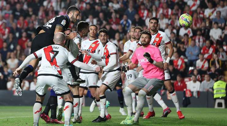 Vàoo! Yannick Carrasco nhận trách nhiệm thực hiện quả phạt góc, còn Mario Hermoso (Atl. Madrid) là người đã chạm được đầu vào quả bóng và đưa nó vào góc phải khung thành. Tỉ số là 0:2.
