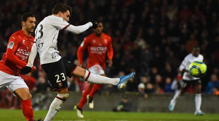 Vào! Adrien Hunou (Rennes) đón bóng bật ra và từ rìa vòng cấm, anh ấy tung một cú sút đi vào phía trong cột dọc bên phải. Tỉ số là 0:1.