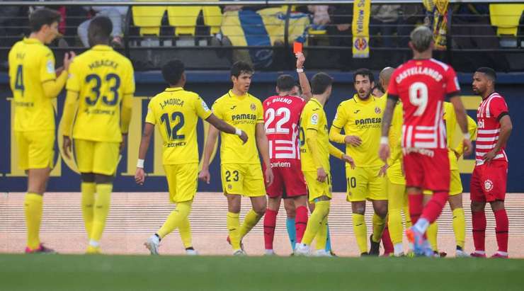 Santiago Bueno (Girona) nhận chiếc thẻ vàng thứ hai trong trận đấu ngày hôm nay và trọng tài đã buộc anh phải rời sân.