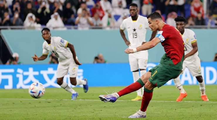VÀO! Đó là một cú sút phạt đền hoàn hảo của Cristiano Ronaldo (Bồ Đào Nha) về phía bên trái khung thành, không có một chút cơ hội nào cho thủ môn Lawrence Ati-Zigi để cản phá!