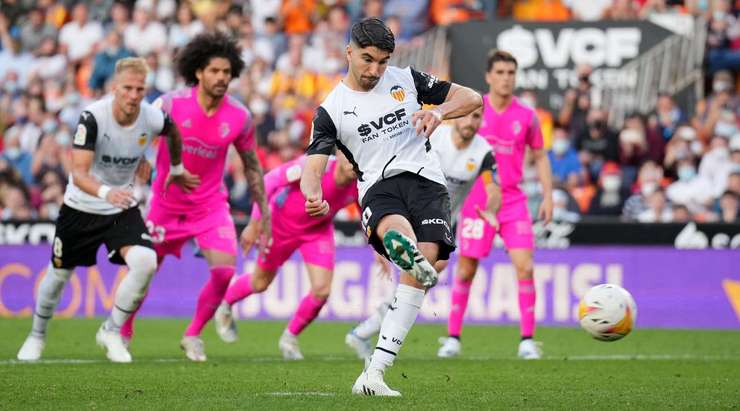 Vào! Carlos Soler (Valencia) giành chiến thắng trên chấm phạt đền bằng một cú sút không thể cản phá, vượt qua tầm với của thủ môn Sergio Herrera vào góc phải khung thành.