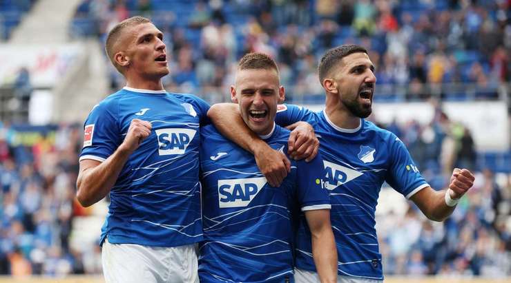 Pavel Kaderabek (Hoffenheim) có rất nhiều khoảng trống sau khi đón một đường chuyền chính xác trong vòng cấm. Anh không do dự tung một cú sút tuyệt vời, đưa bóng vào góc trái khung thành.