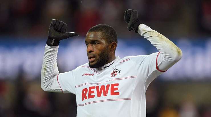 Vào! Sau khi nhận một đường chuyền tốt, Anthony Modeste (Köln) nhanh chân tung một cú sút chìm vào chính giữa khung thành, đưa bóng lọt qua người thủ môn. Khi có may mắn thì đúng là sút kiểu gì cũng vào!